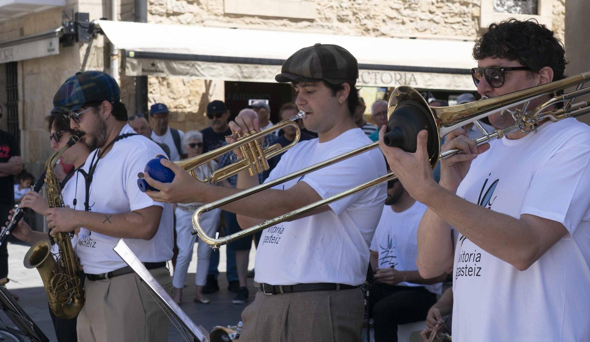 En imágenes: South Side Stompers toma las calles y plazas de Vitoria