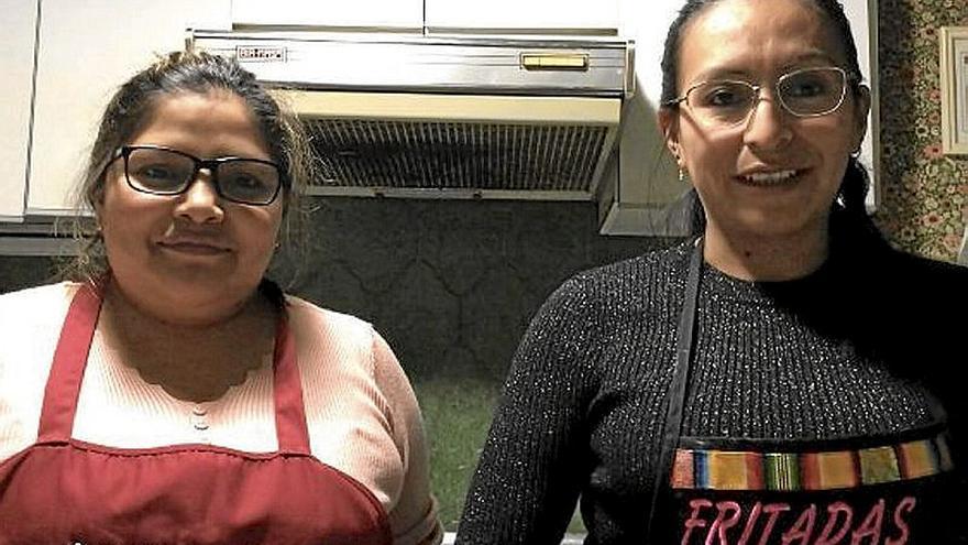 A la izquierda, las ecuatorianas  Lourden Guaypatin y Nancy Pumasunta. En la imagen de arriba, el ‘Chauflán’ cocinado por ellas para este periódico.