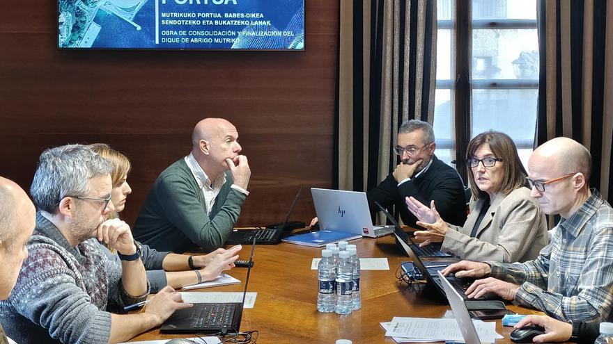 Reunión del Gobierno Vasco con los miembros del Consejo Portuario de Mutriku la mañana del viernes