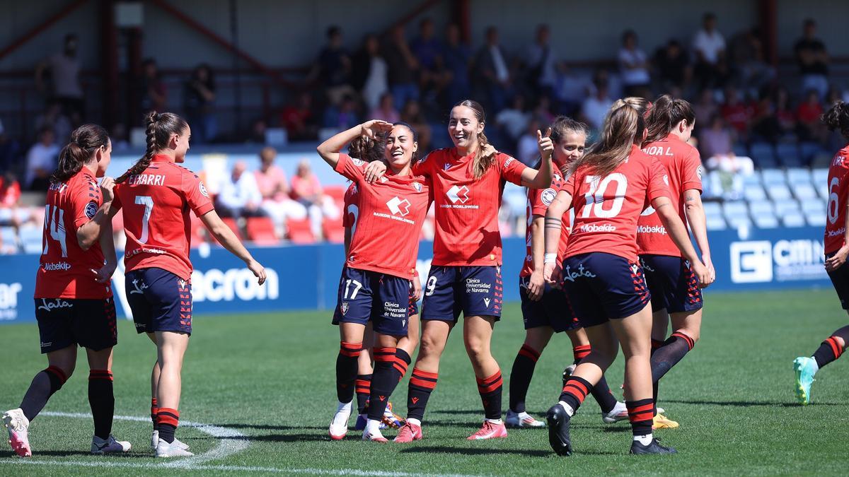 Marina Pérez, en el centro a la izquierda,  junto a Ana Urzainqui, celebrando un gol esta temporada.