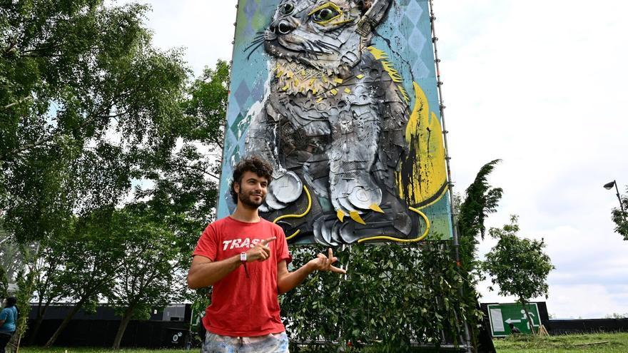 Un gran lobo hecho con basura plástica conciencia sobre el reciclaje en el Bilbao BBK Live