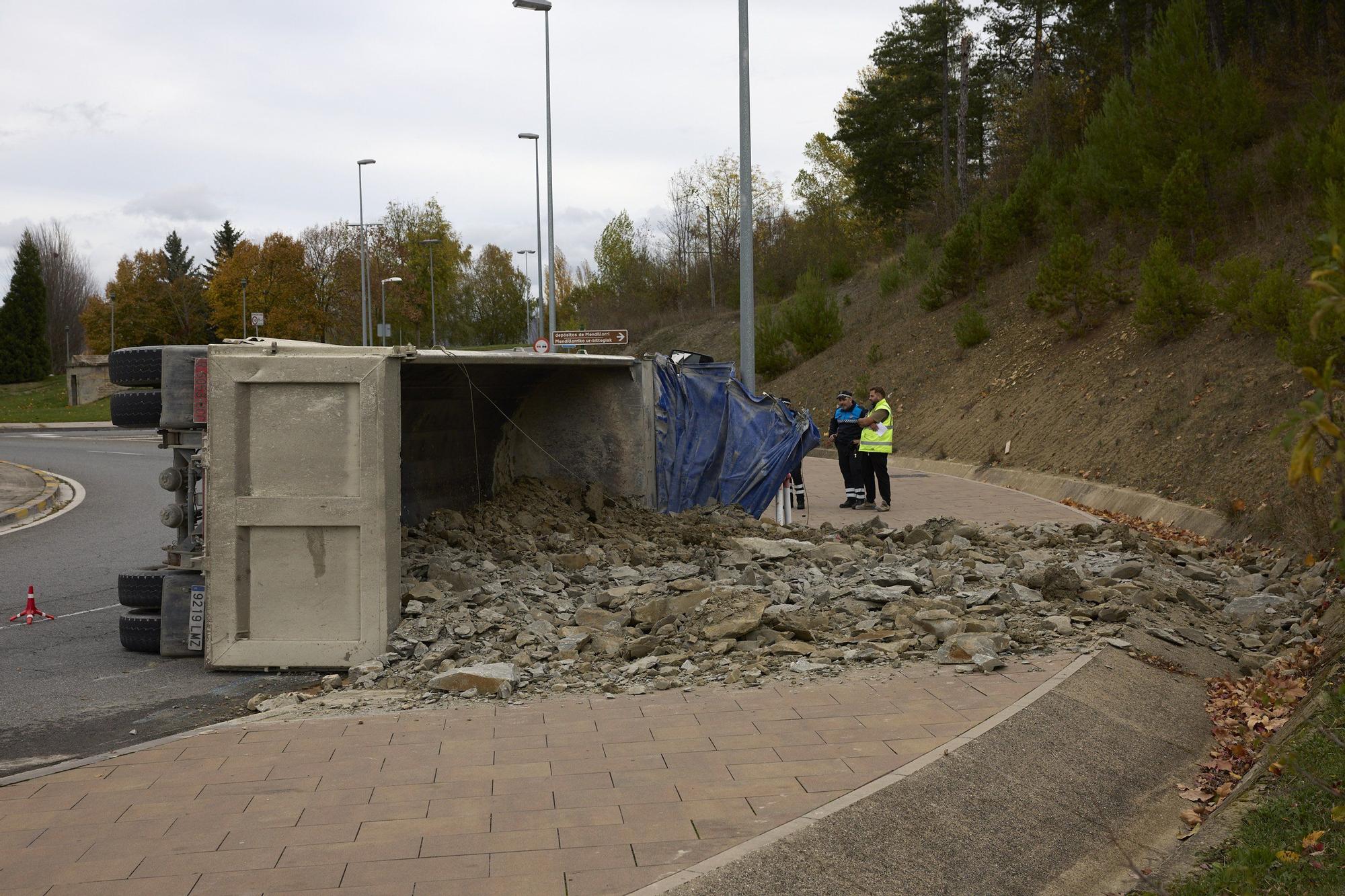 Fotos de un camión volcado en la rotonda entre Mendillorri y Lezkairu