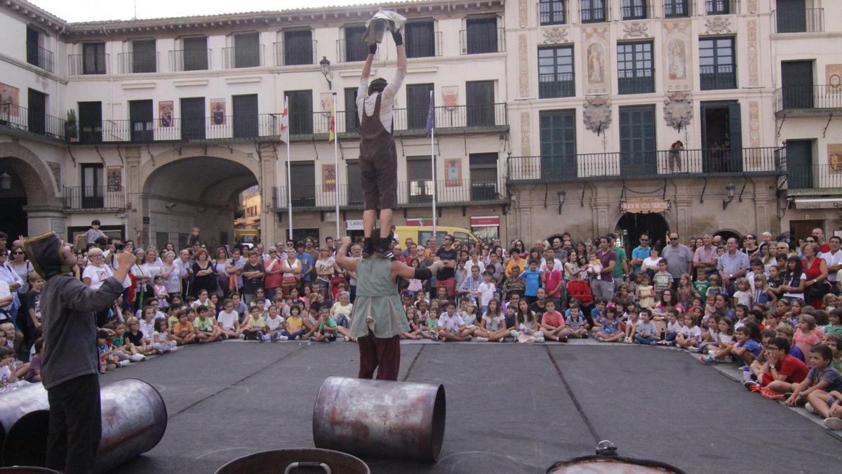 Vecinos viendo un espectáculo de la decimosexta edición del festival de circo &#039;Más difícil todavía&#039;.