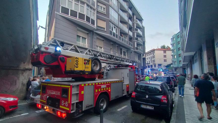 Hospitalizado un hombre por inhalación de humo tras un incendio en Pasai Antxo