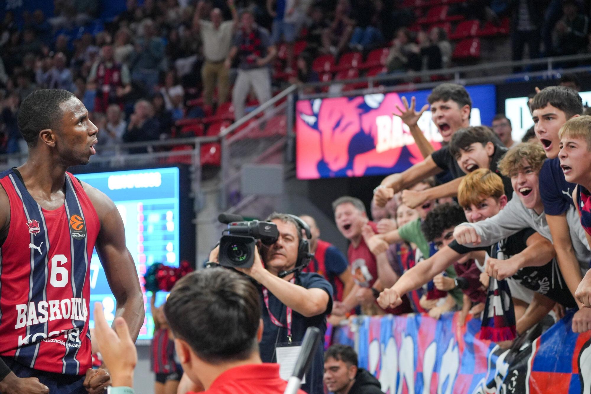 Todas las imágenes del Baskonia - Olympiacos en el Buesa Arena