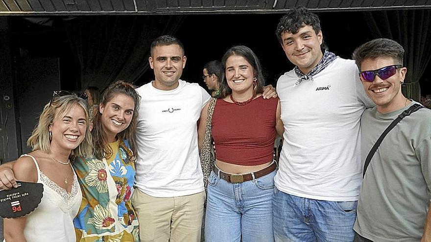 Se acercó desde Bermeo a ver ‘Urte Berri Off’ en Pabellón 6 la cuadrilla formada por Leire Elezgarai, Iraide Ormaza, Mikel Leniz, Maialen Jiménez, Julen Olea y Mikel Mancisidor. 