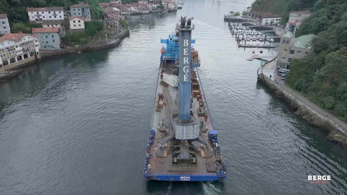 Grúa de Bergé a bordo del barco transportador.
