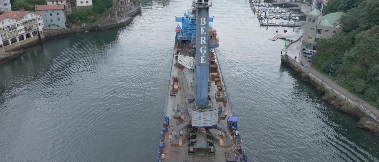 Espectacular traslado de dos nuevas grúas al Puerto de Pasaia