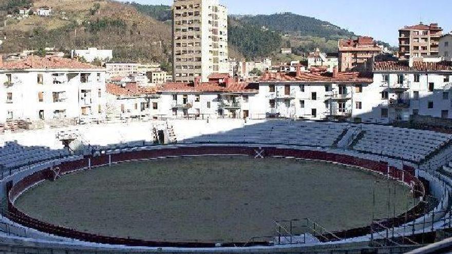 Vista general de la plaza de toros de Eibar, en la que se creará una zona multi-juegos.