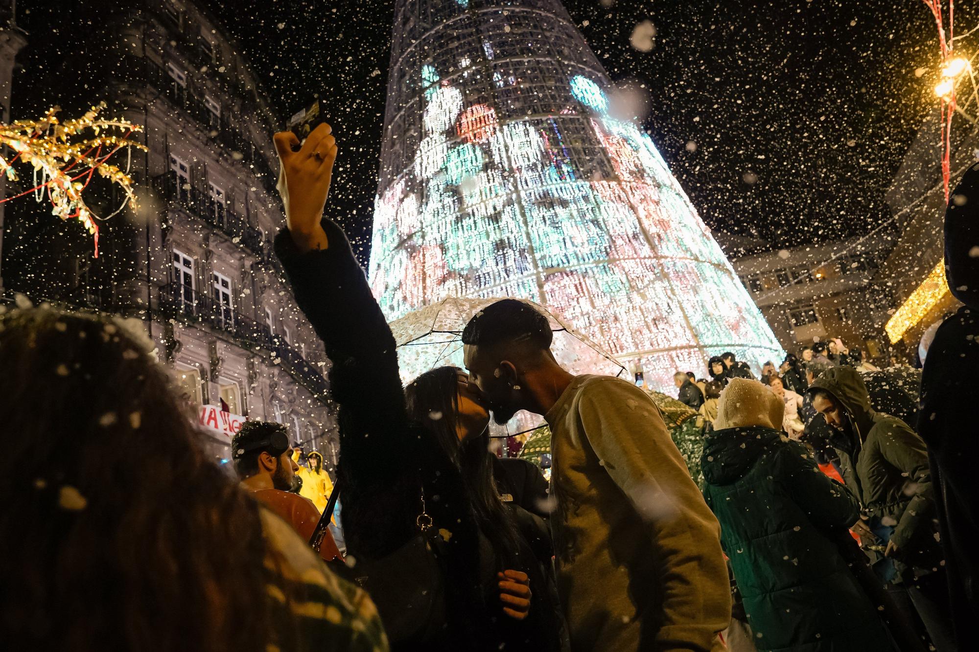 En imágenes: Ya es Navidad en Vigo: así ha sido el accidentado encendido de luces