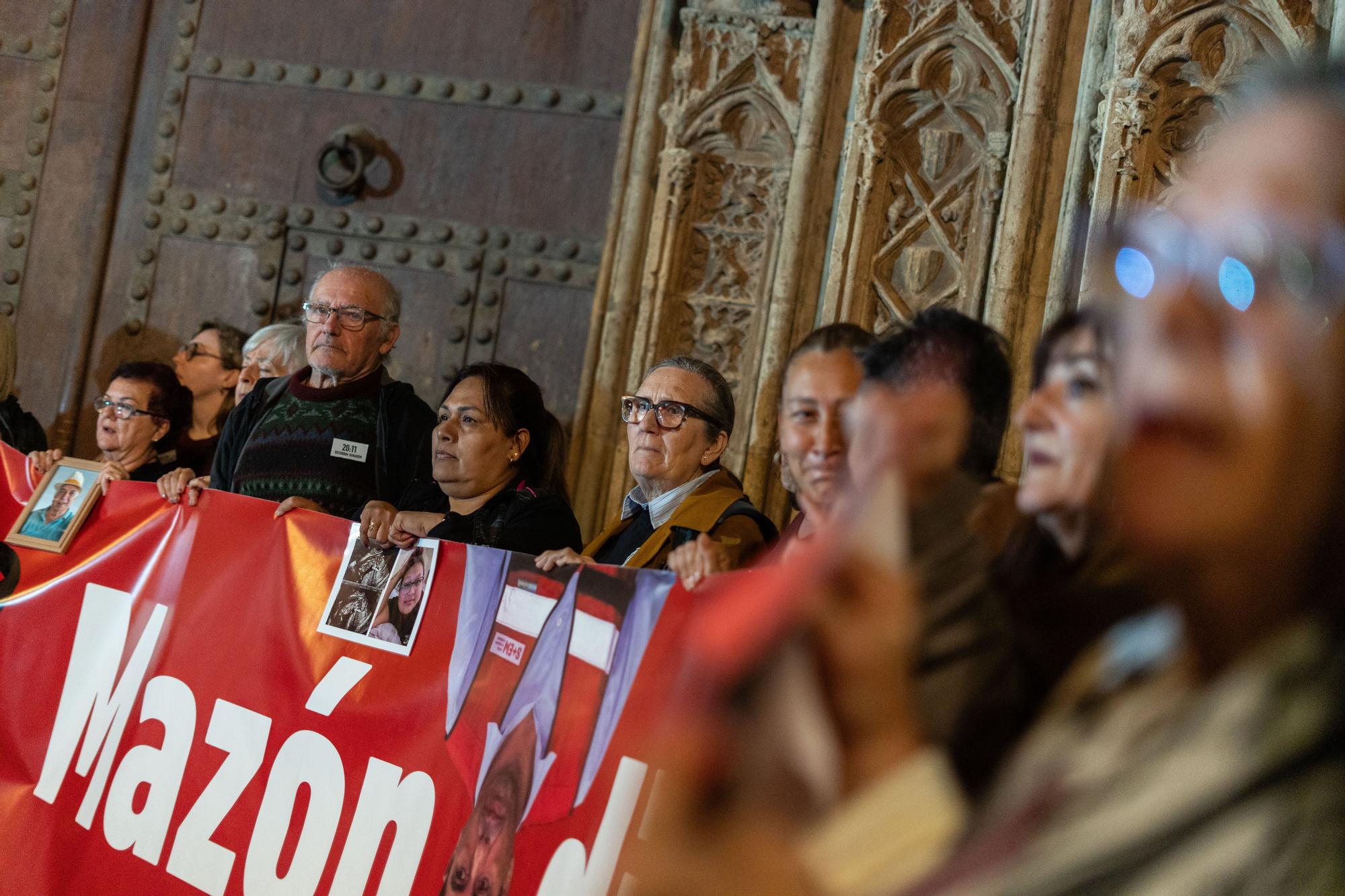 Una concentración ciudadana en València celebra la marcha de Mazón