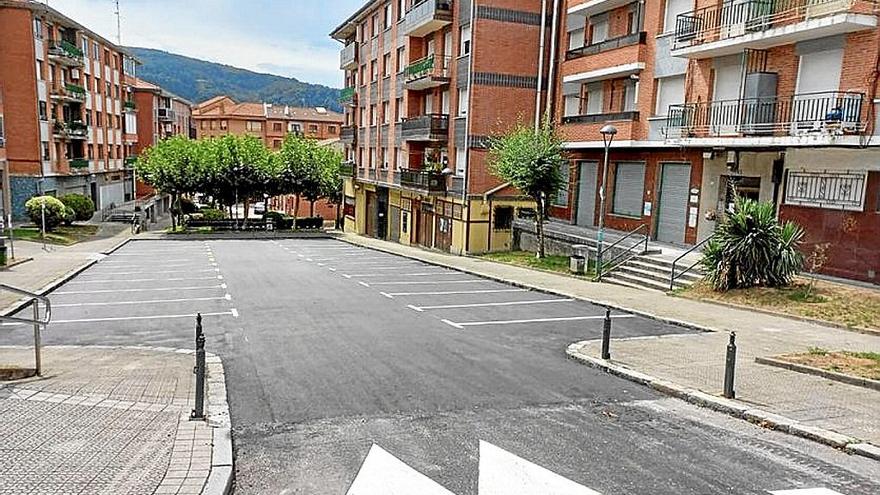 Derio mejora la calle Gorbea y habilita 138 plazas de parking junto a la Eskola
