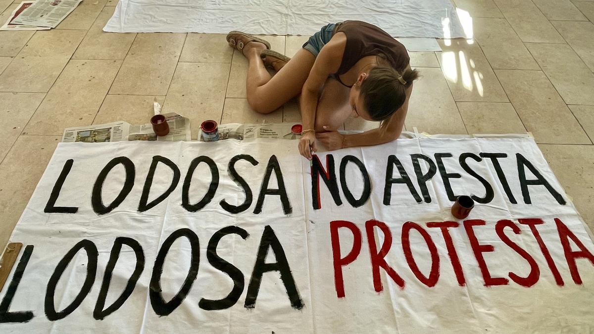 Una de las pancartas con un lema claro que lucirá en el Paseo.