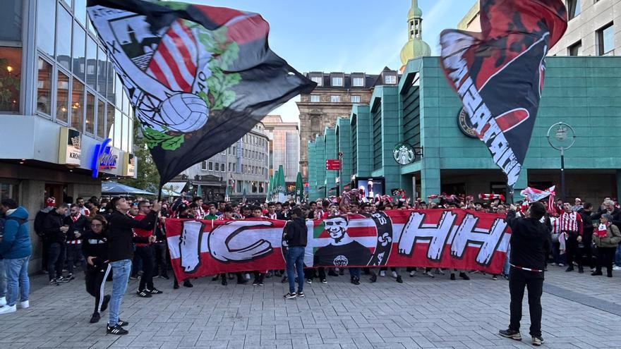 Una marea del Athletic ‘toma’ las calles de Dortmund