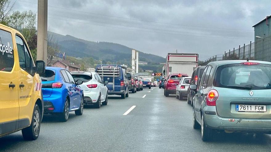 Cortada la N-I en Idiazabal por el incendio en un camión que circulaba hacia Vitoria