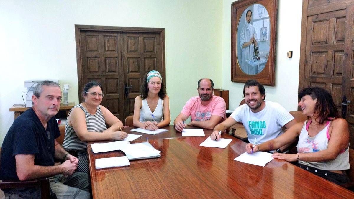 Firma del acuerdo con los productores locales