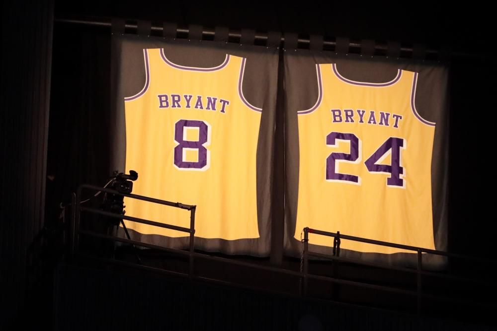 Los dos números que vistió Bryant en los Lakers durante la gala de los Grammy en el Staples Center.