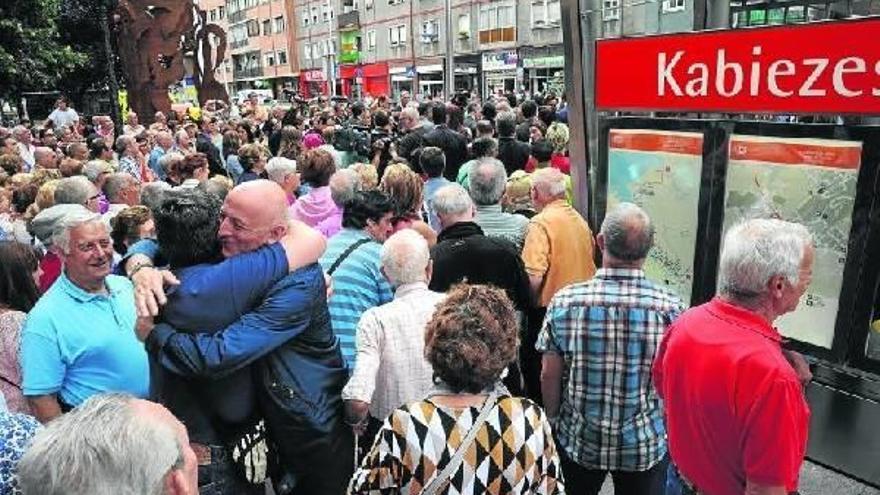 Los vecinos de Kabiezes, y de otras localidades de Bizkaia, se agolparon a la entrada de Antonio Alzaga a las 14.00 horas.