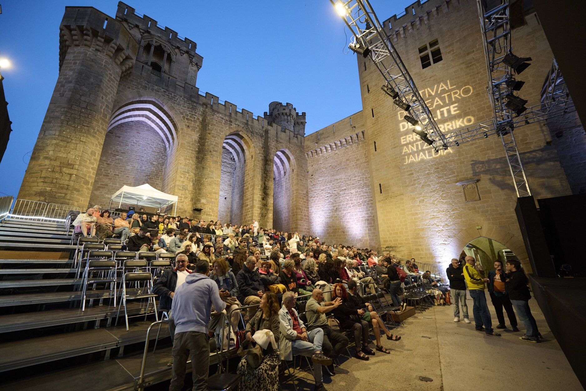 Imágenes de la obra 'En mitad de tanto fuego' en el Festival de Teatro de Olite