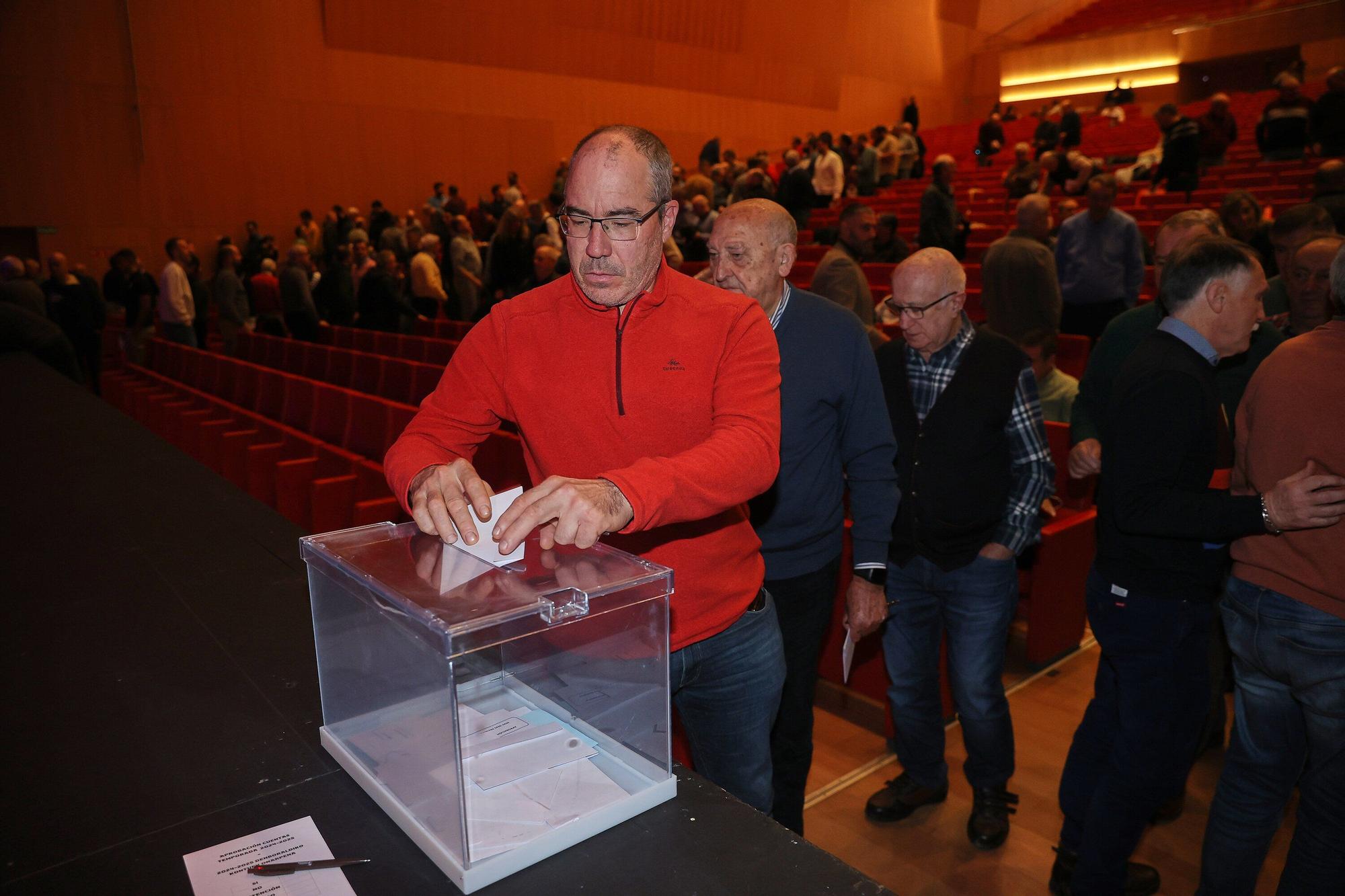 Fotos de la Asamblea de socios de Osasuna en Baluarte