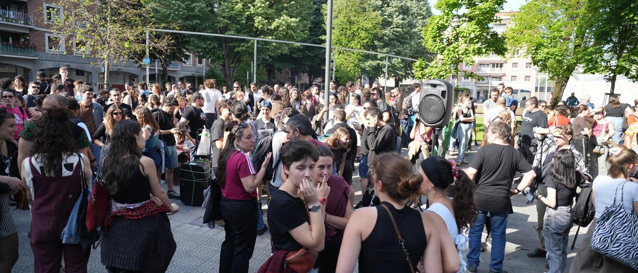 En imágenes: cerca de 200 personas han secundado la concentración convocada esta tarde en la plaza Corazón de María
