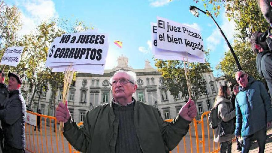 Protesta ante el Tribunal Supremo por la decisión sobre el impuesto que grava las hipotecas.