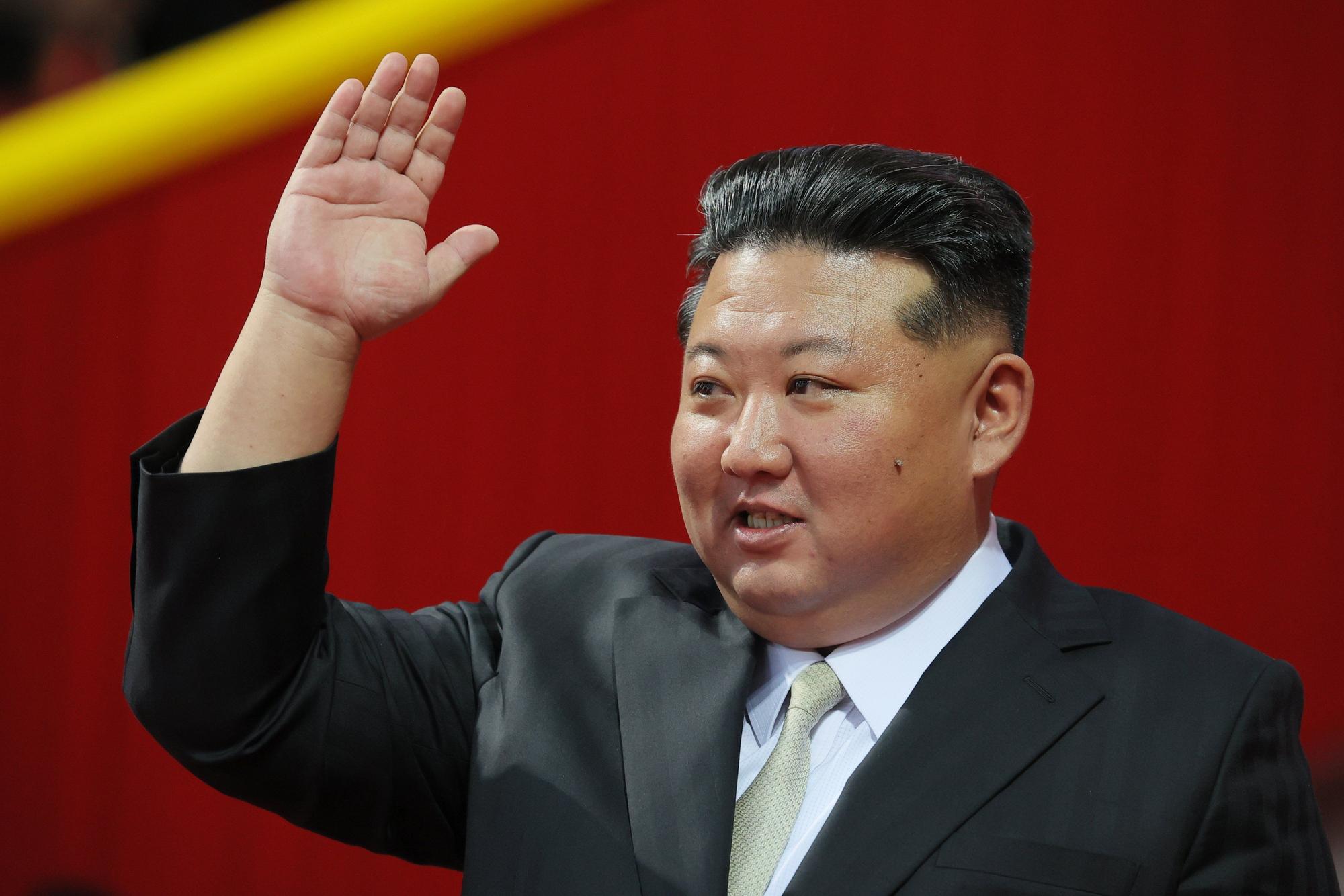 Kim Jong Un preside un imponente desfile militar con motivo del 80 aniversario del Partido del Trabajo
