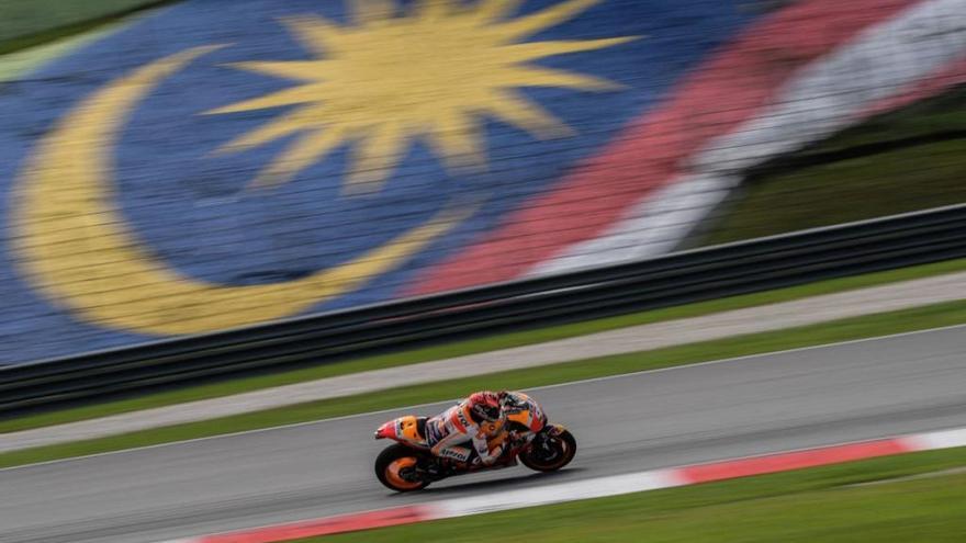 Marc Márquez pilota en el circuito Internacional de Sepang durante un test previo a la temporada de MotoGP en 2018