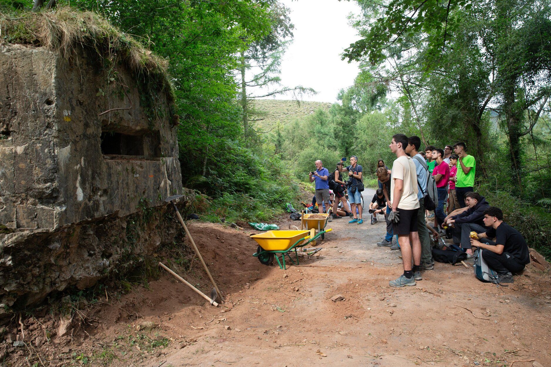 Fotos del campamento juvenil que localiza y recupera búnkeres del franquismo en Bera
