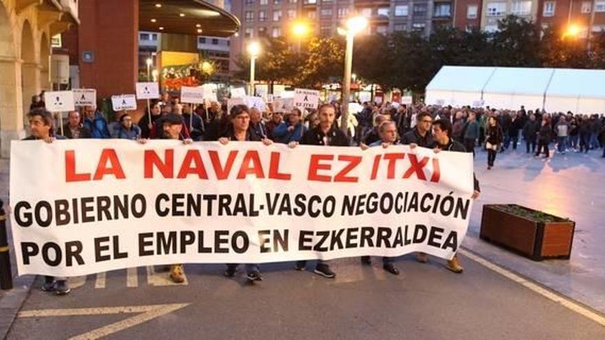 Más de 2.000 personas han apoyado este jueves en Barakaldo a los  trabajadores de La Naval