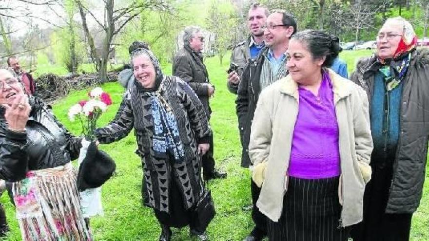 Un grupo de mujeres y hombres gitanos se preparaba ayer para realizar la ceremonia del río y reivindicar la cultura de su pueblo.