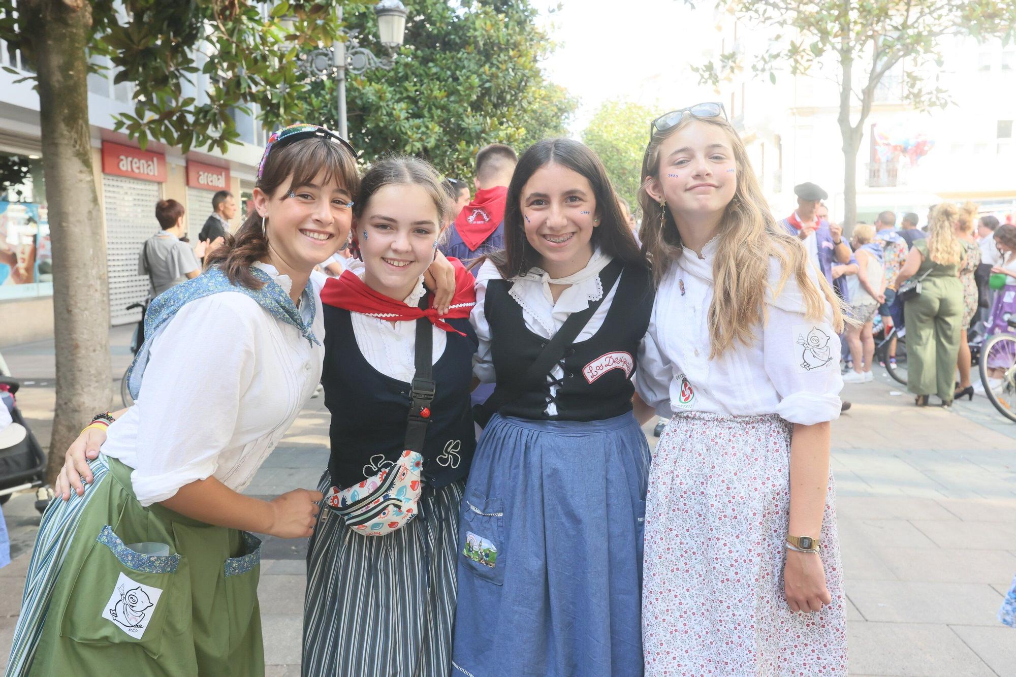 En imágenes: Blusas y neskas desfilan en el segundo paseíllo