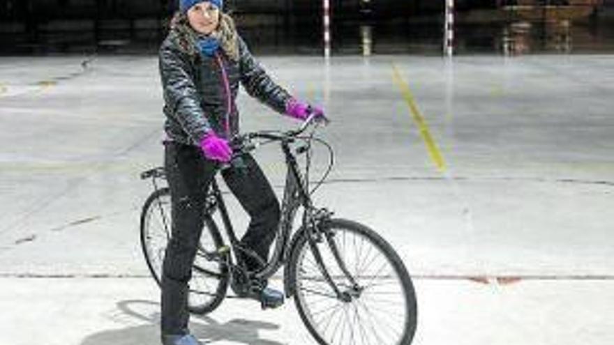 Erkuden Almagro, montada en bici.