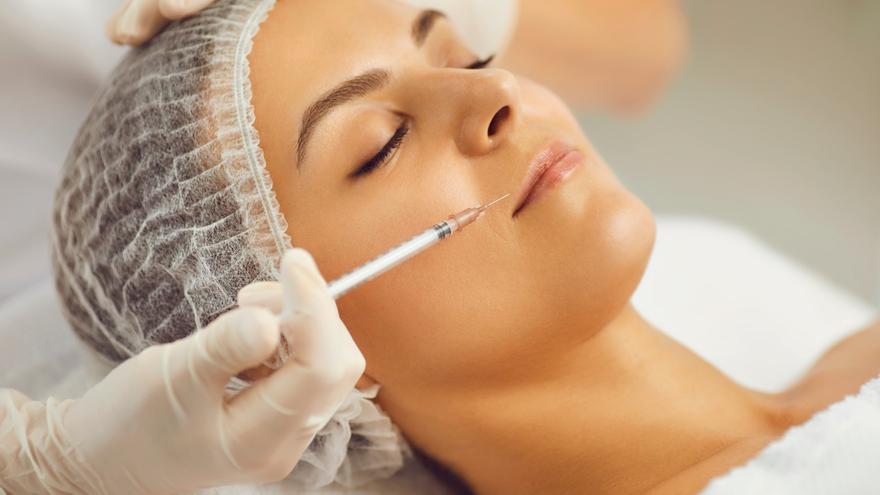 El Gobierno español modifica la normativa para limitar la práctica sanitaria a profesionales con titulación