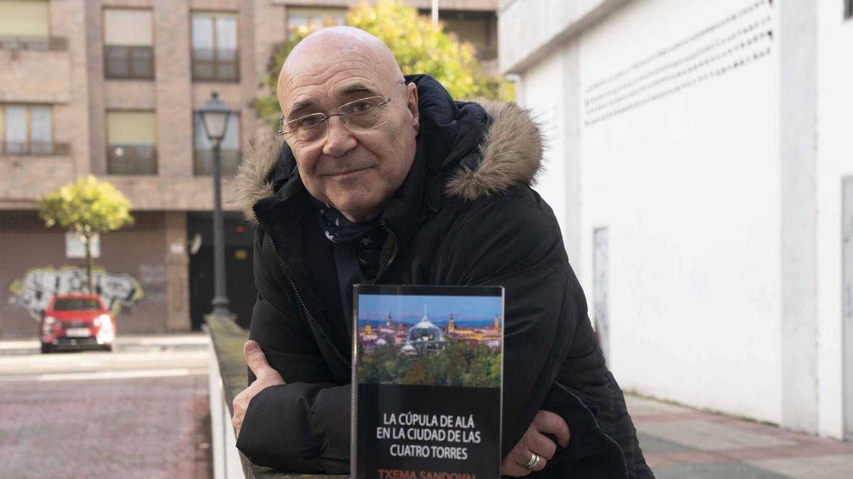 Txema Sandoval con un ejemplar de su nuevo libro