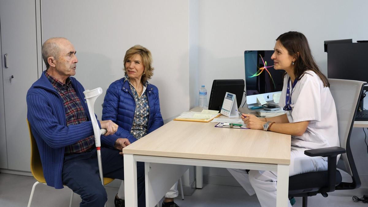 Hospital de Basurto. Una persona con Parkinson le cuenta su situación a la neuróloga Mar Carmona.