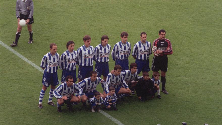 “Glorioso 1998”. Alavés duela hogeita bost urte lehen mailara igo izana ospatzen du Photo-Arabak