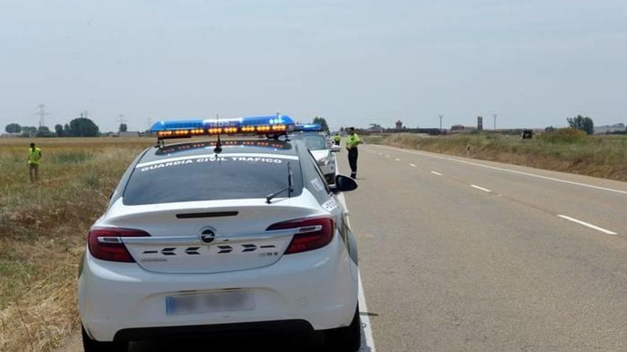 Inmediaciones del lugar en el que dos ciclistas han fallecido al ser arrollados y otro ha resultado herido en la N-601, km 293, en la localidad de Santa Cristina de Valmadrigal (León).