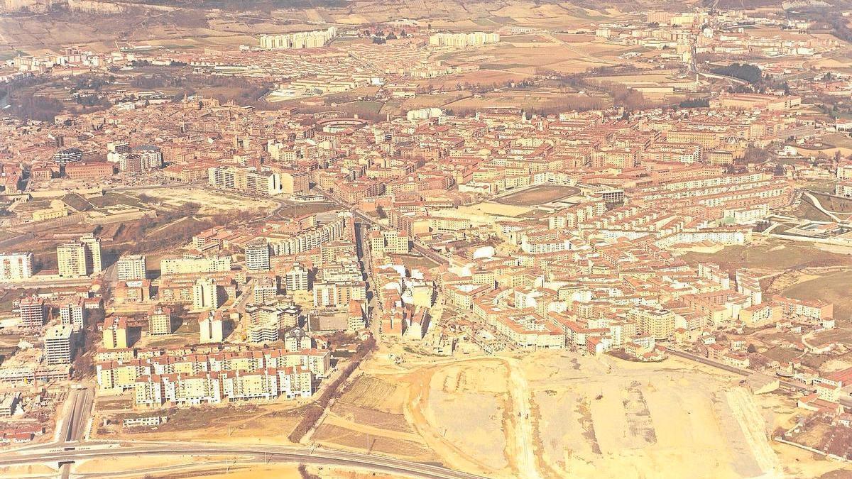 1976. Vista aérea de Pamplona, en primer plano a la derecha polígono de Azpilagaña todavía sin urbanizar. Foto: Paisajes españoles. Archivo Municipal de Pamplona.