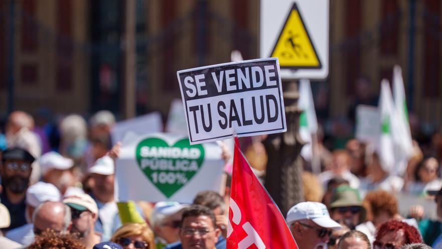 Miles de personas salen a la calle en Andalucía en protesta por el "negocio de la sanidad"