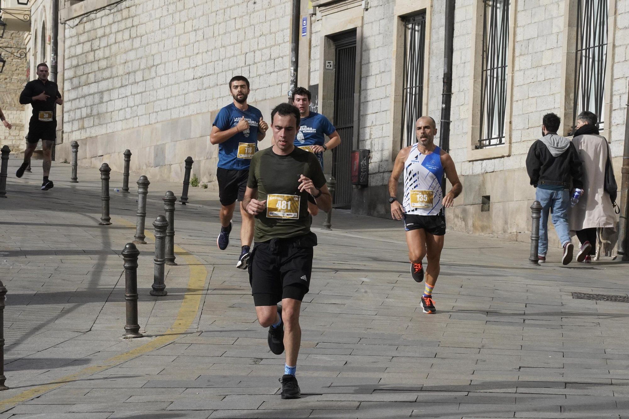 En imágenes: Miles de personas conquistan la Almendra de Gasteiz