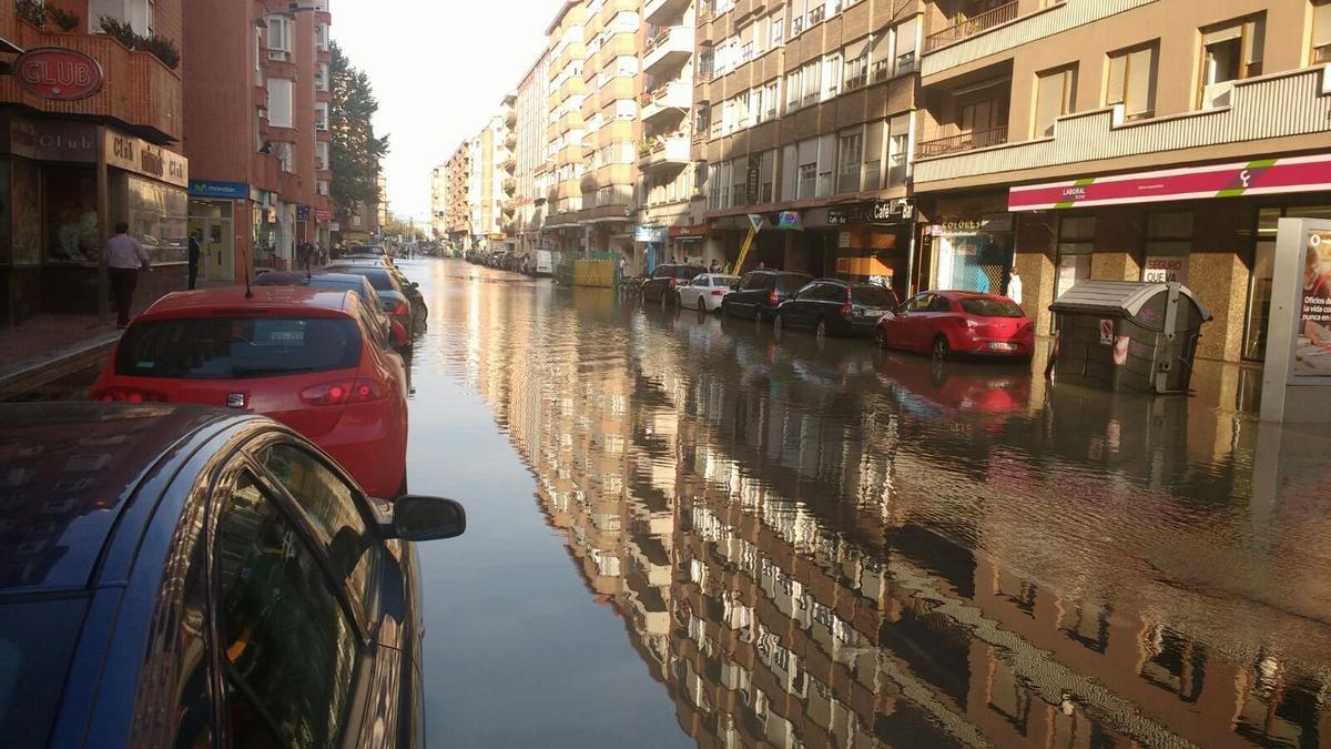 Inundación de agua por una tubería rota.