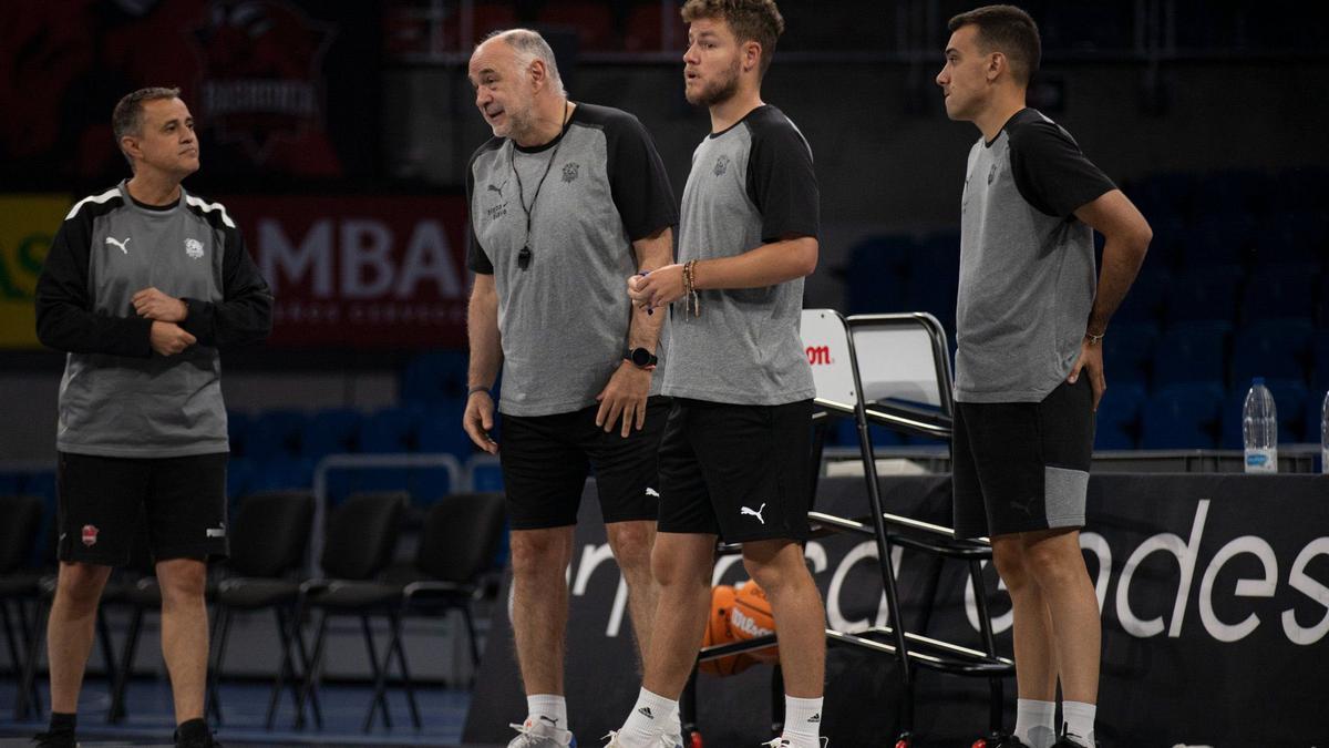 Nacho Juan, en el centro, junto a Pablo Laso, con David Gil a la izquierda y Xabi Aspe a la derecha.