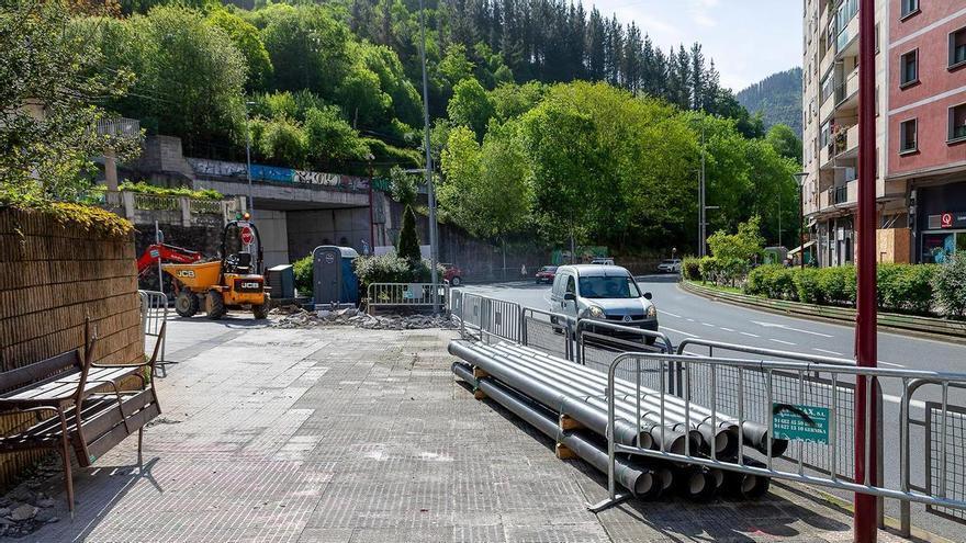 Ermua renovará las antiguas baldosas y tuberías en la Avenida Bizkaia
