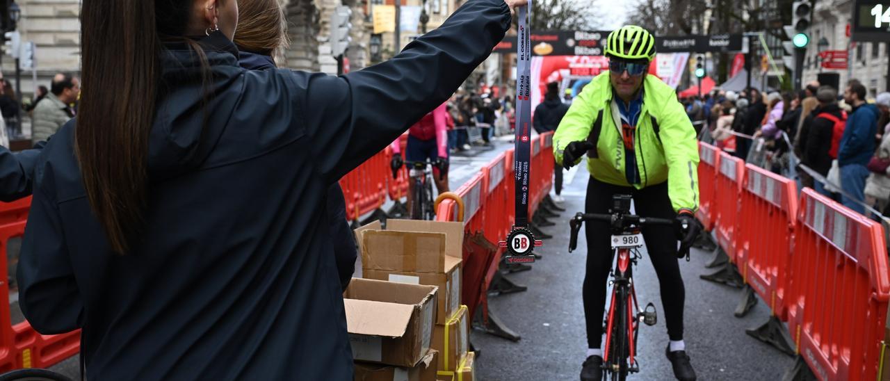 En imágenes: miles de ciclistas participan en la Bilbao-Bilbao