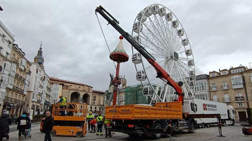En imágenes: Instalación del carrusel navideño en la Virgen Blanca