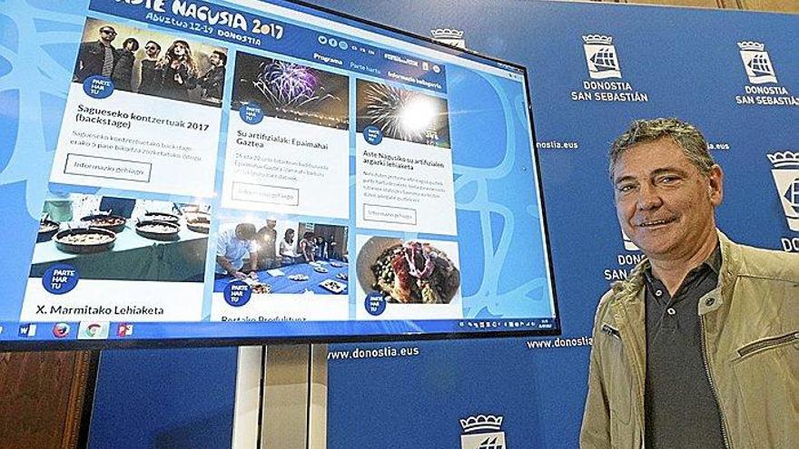 El concejal de Fiestas, Alfonso Gurpegui, posa delante de una pantalla en la que muestra la web de Festak.