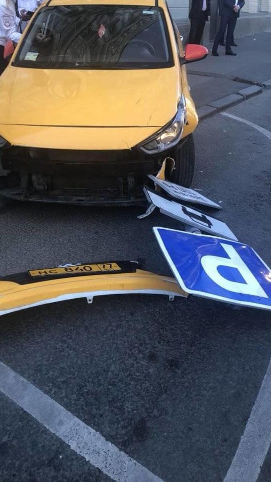 Ocho heridos tras arrollar un taxi a una multitud en la Plaza Roja de Moscú