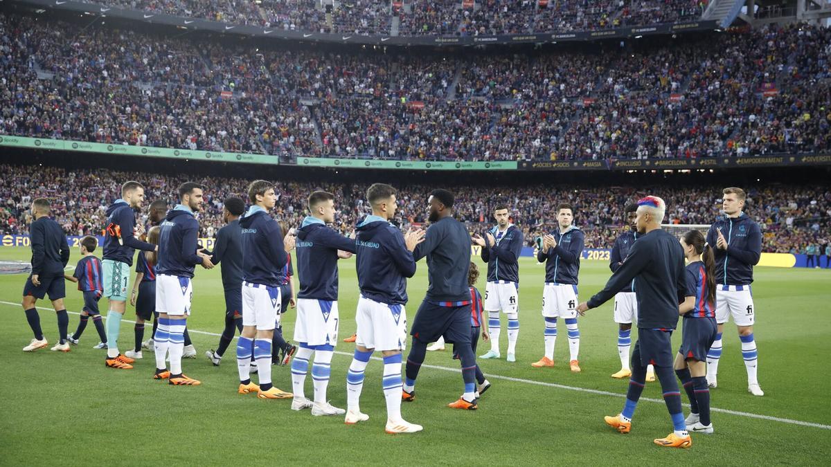 Los jugadores de la Real, haciendo el pasillo al Barcelona tras el título culé en la campaña 2022-23, y antes de la victoria txuri-urdin en el Camp Nou.