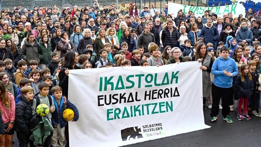 El personal de ikastolas convoca una cadena humana para denunciar el "incumplimiento del acuerdo laboral"